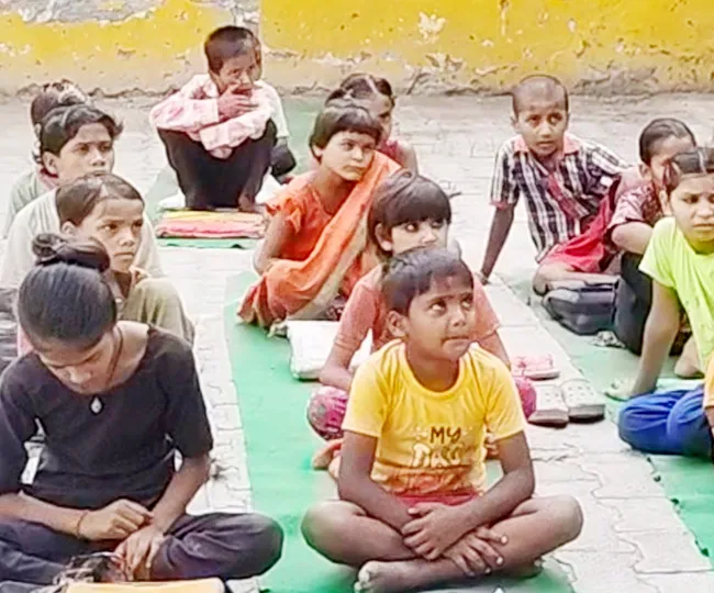 प्राथमिक विद्यालय जल्लोपुर द्वितीय में टाट पट्टी पर बैठकर शिक्षा ग्रहण करते बच्चे। जागरण